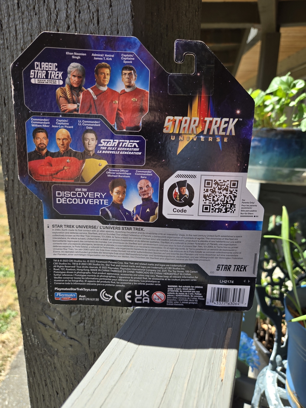 Star Trek Universe James T. Kirk Action Figure - Red and Black - Picture 2 of 4